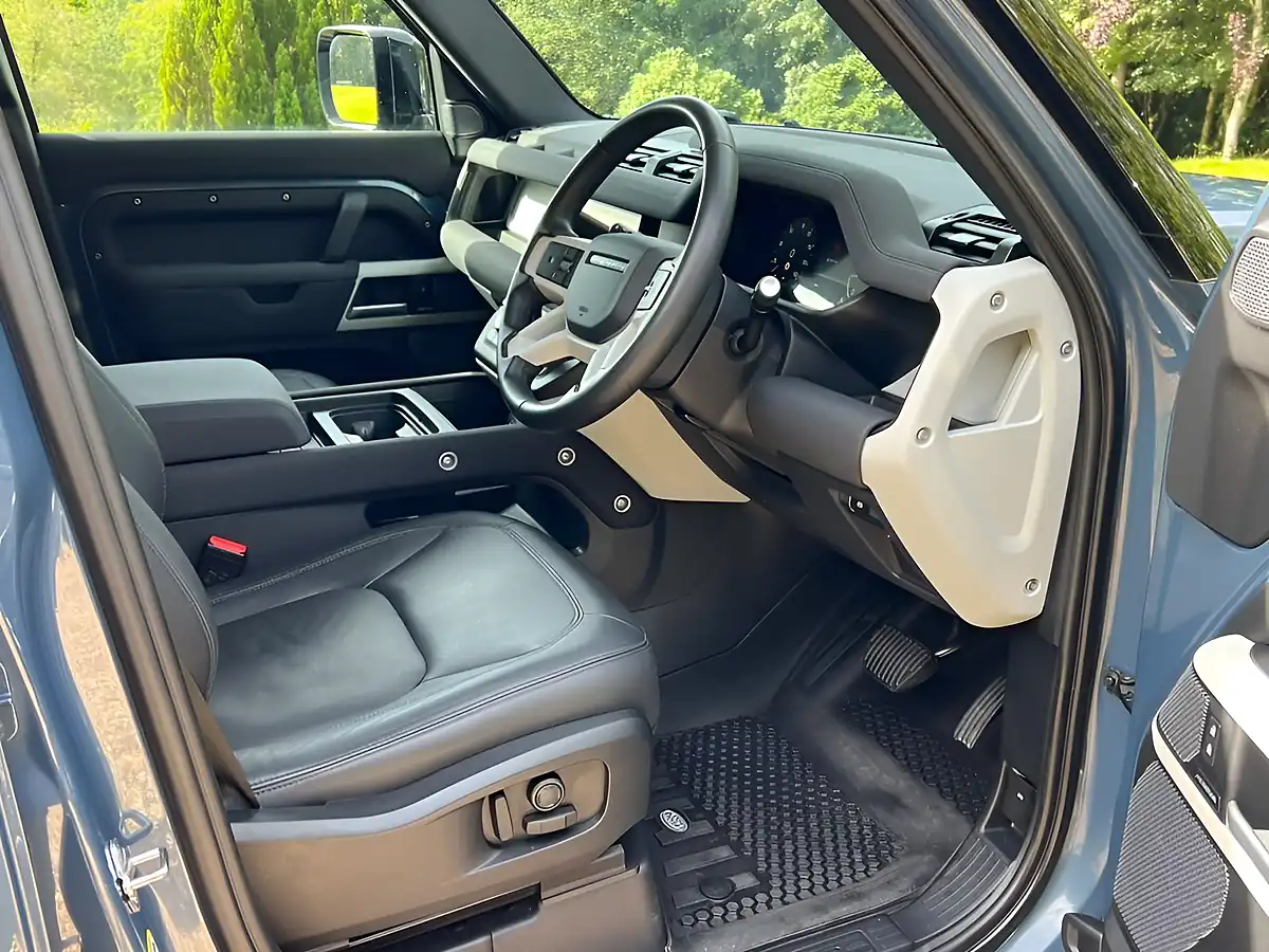 Used 2023 Land Rover Defender 110 Se Hard Top Tazmin Blue - Interior and Exterior details 12