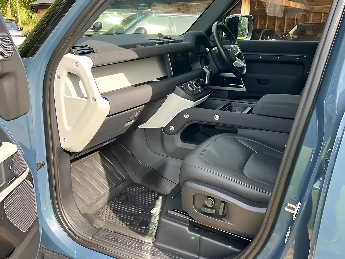 Used 2023 Land Rover Defender 110 Se Hard Top Tazmin Blue - Interior and Exterior details 4
