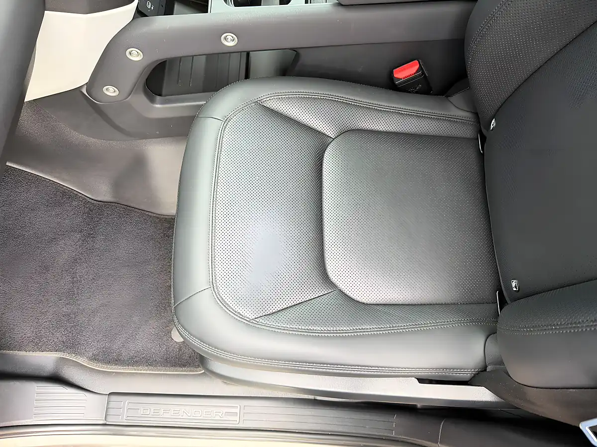 Used 2023 Land Rover Defender 110 Se Lantau Bronze - Interior and Exterior details 11