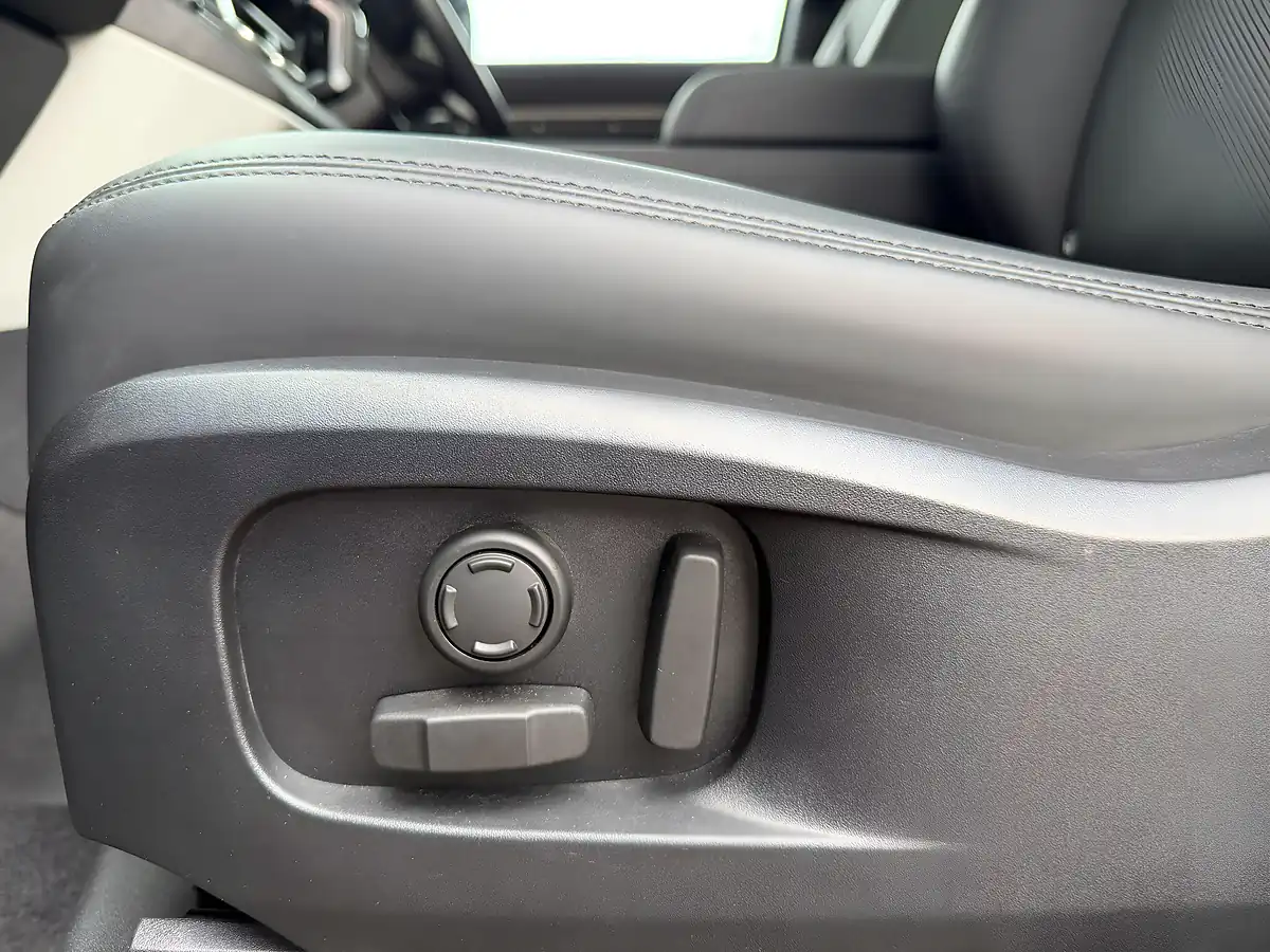 Used 2023 Land Rover Defender 110 Se Lantau Bronze - Interior and Exterior details 16