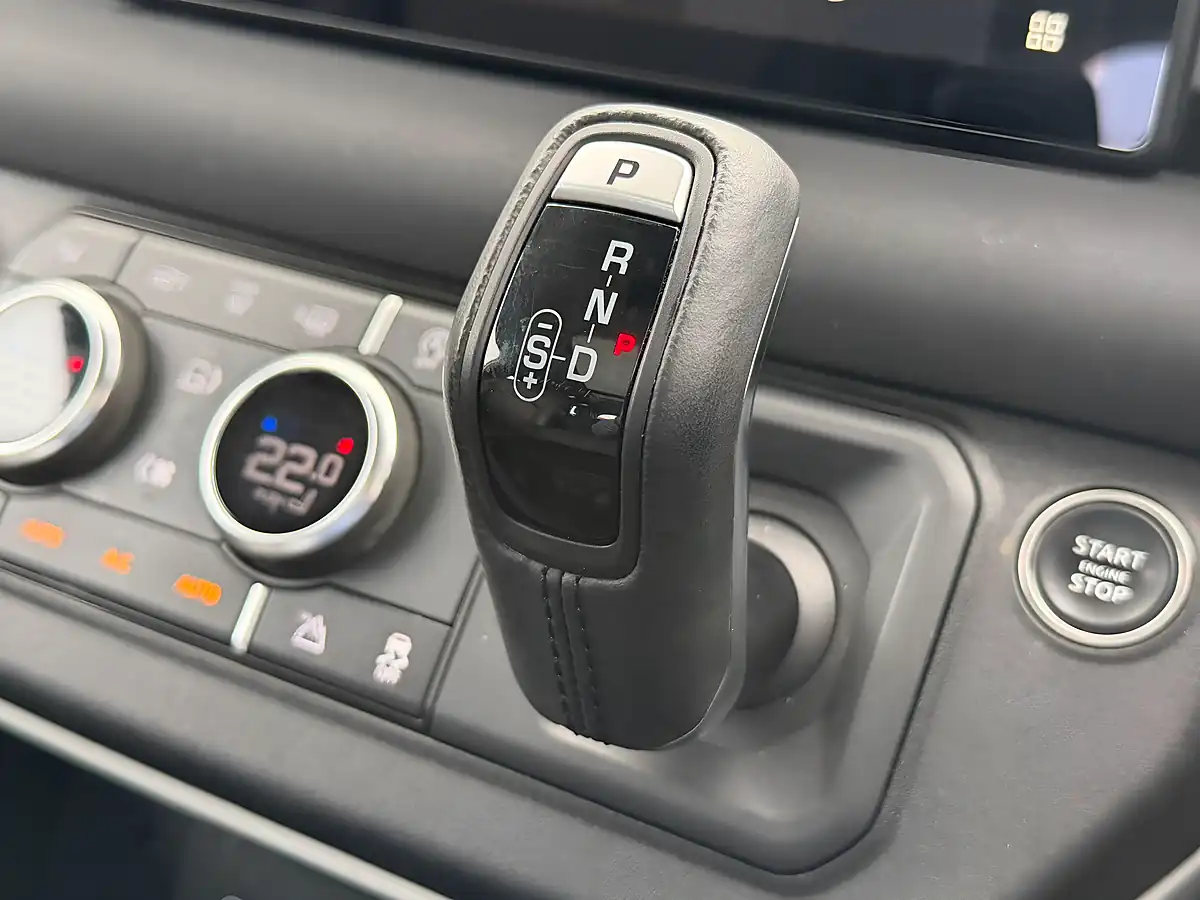 Used 2023 Land Rover Defender 110 Se Lantau Bronze - Interior and Exterior details 3