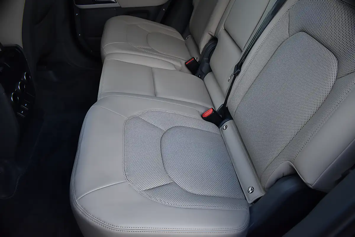 Used 2023 Land Rover Defender 110 Se Santorini Black - Interior and Exterior details 13