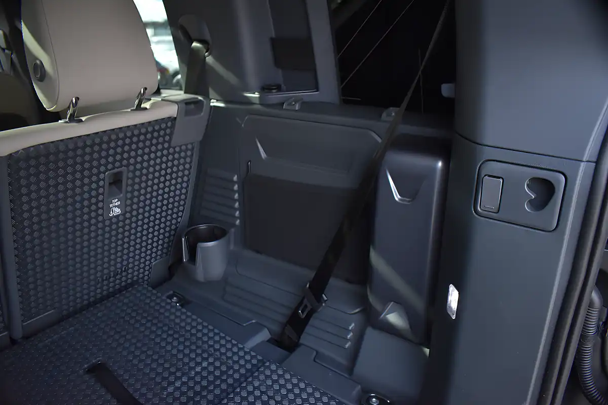 Used 2023 Land Rover Defender 110 Se Santorini Black - Interior and Exterior details 14