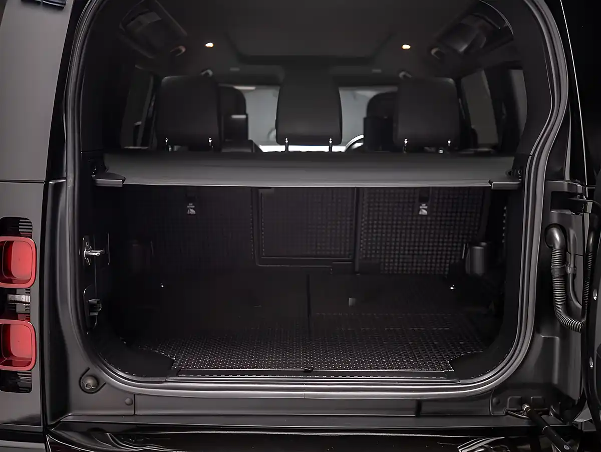 Used 2023 Land Rover Defender 110 X-Dynamic Hse Santorini Black - Interior and Exterior details 15