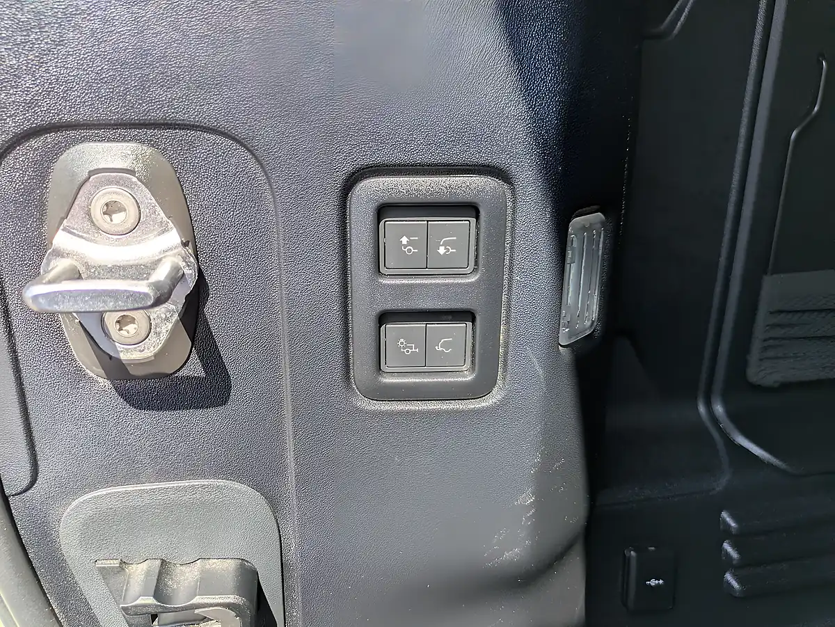 Used 2023 Land Rover Defender 110 X-Dynamic Se Grey - Interior and Exterior details 10