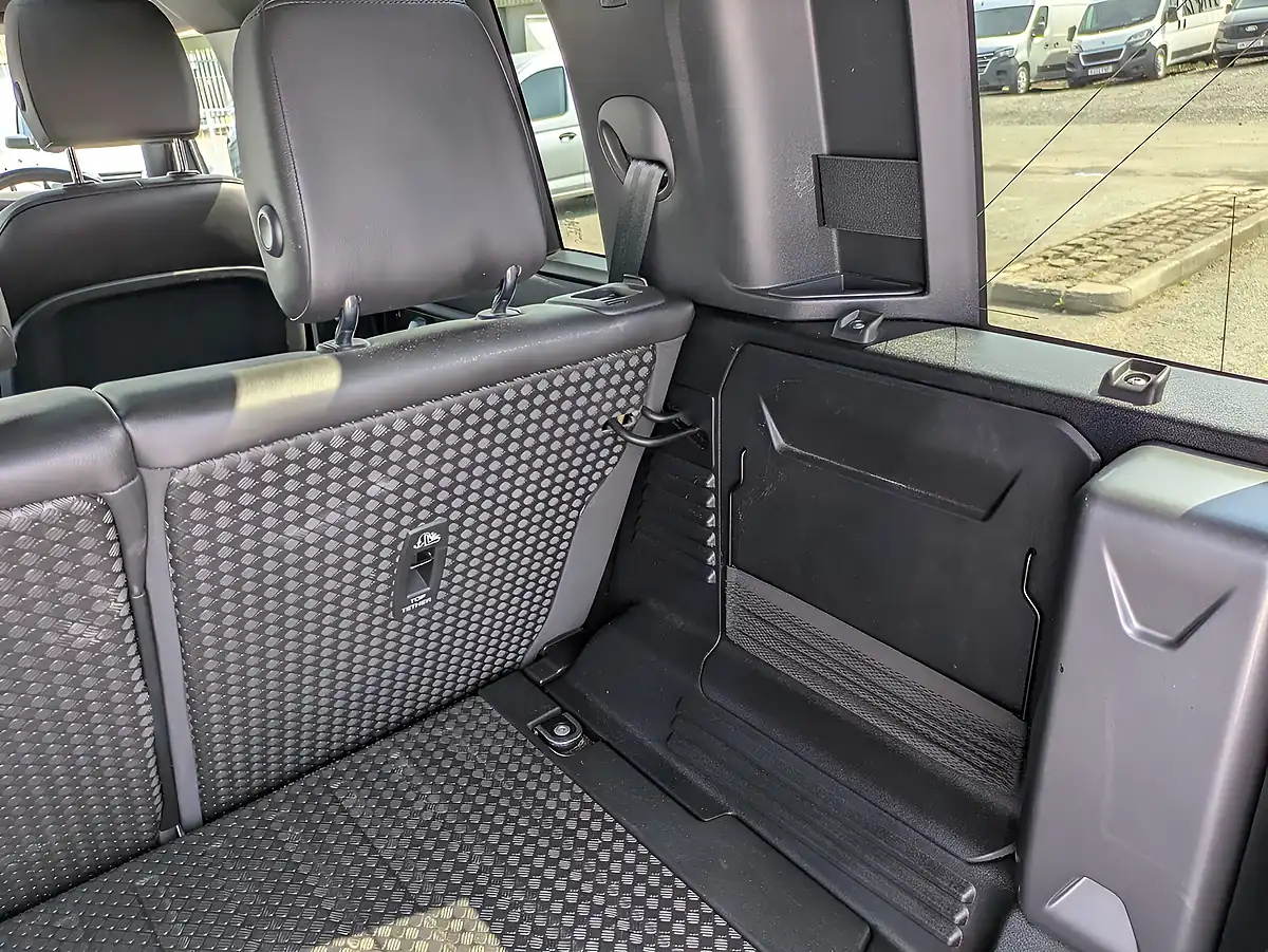 Used 2023 Land Rover Defender 110 X-Dynamic Se Grey - Interior and Exterior details 9