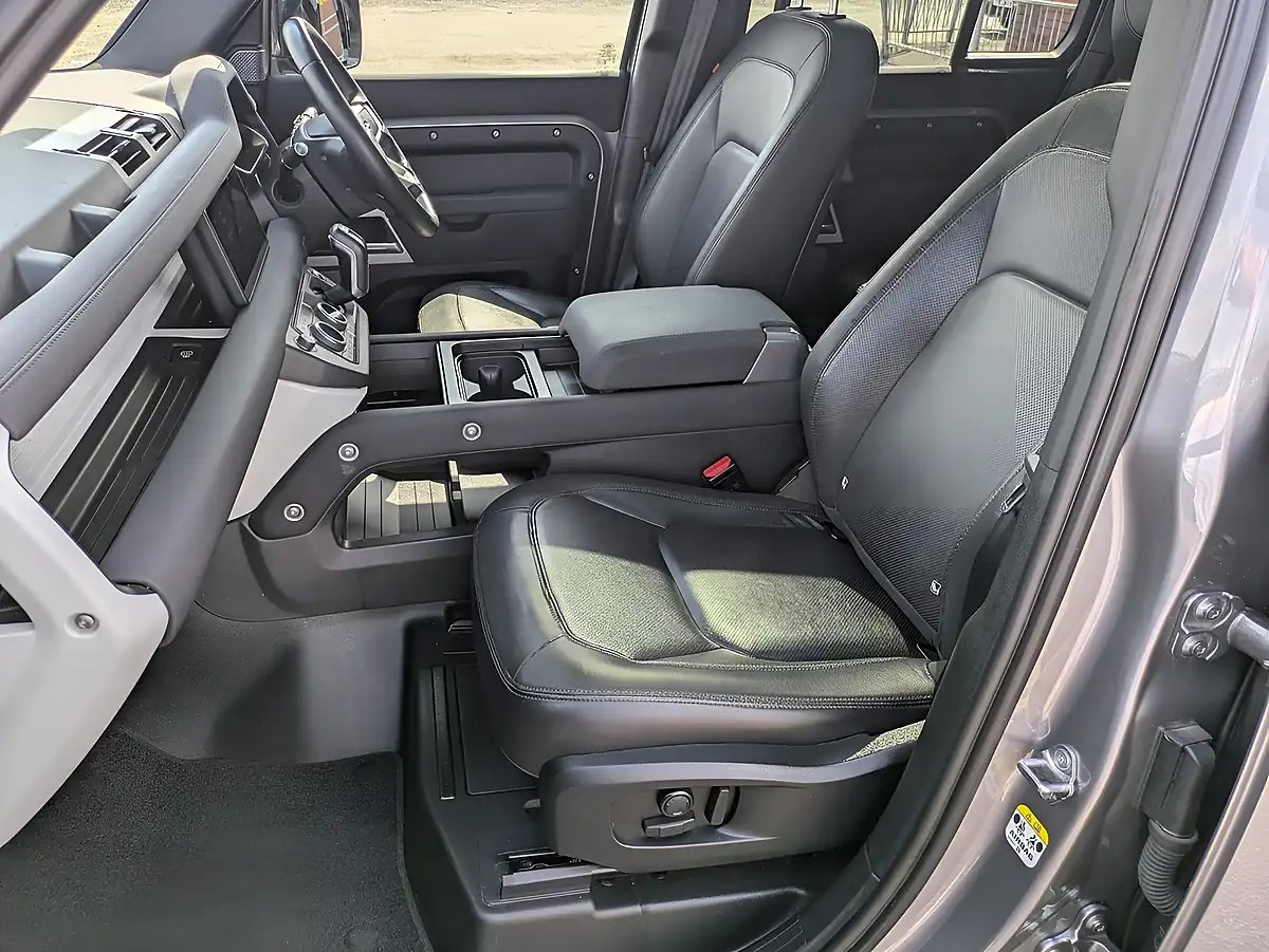 Used 2023 Land Rover Defender 110 X-Dynamic Se Silver - Interior and Exterior details 14