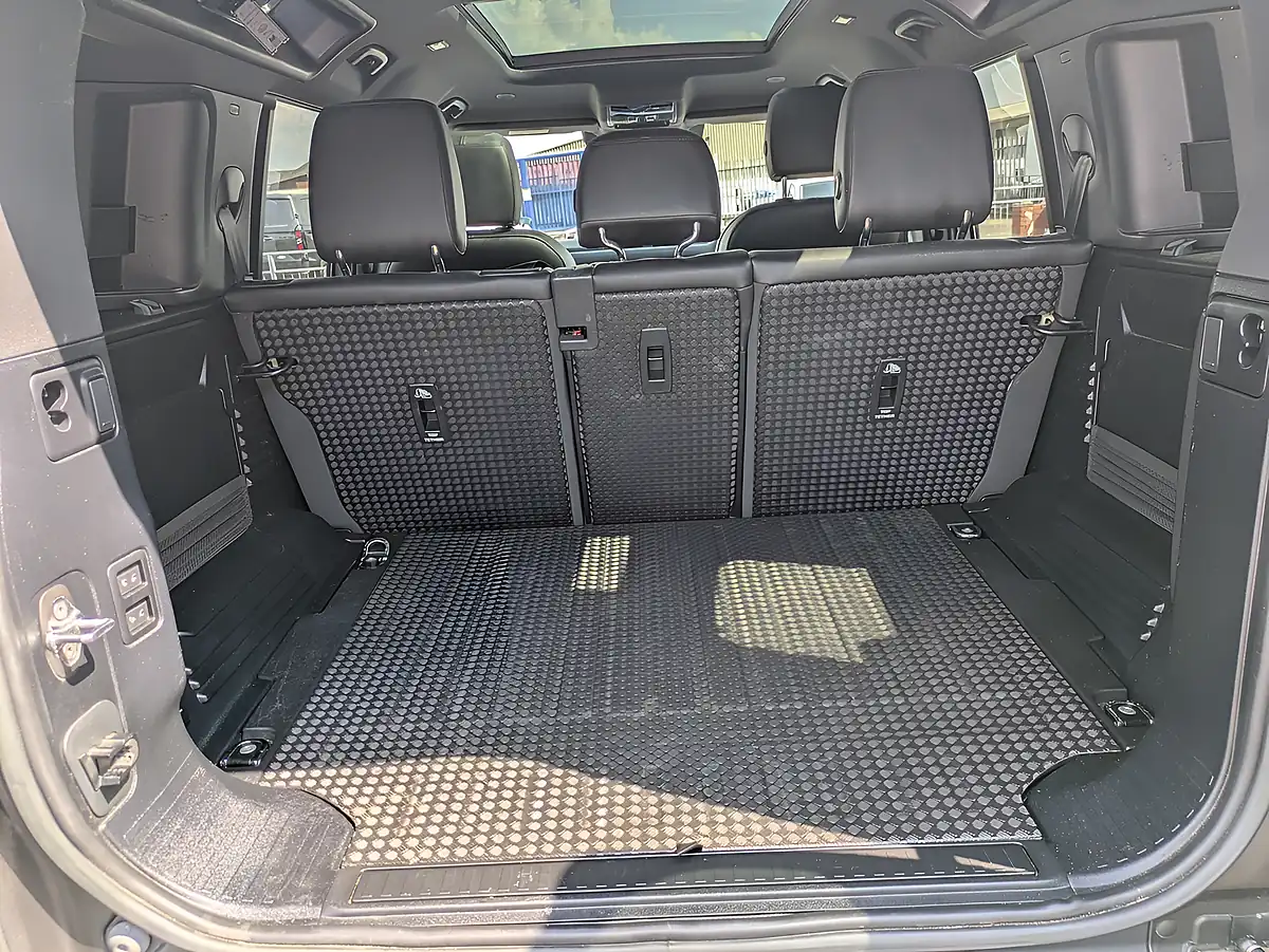 Used 2023 Land Rover Defender 110 X-Dynamic Se Silver - Interior and Exterior details 15