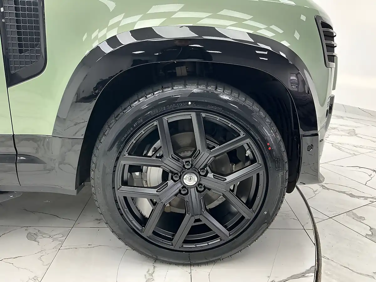 Used 2023 Land Rover Defender 75th Limited Edition Grasmere Green - Interior and Exterior details 17