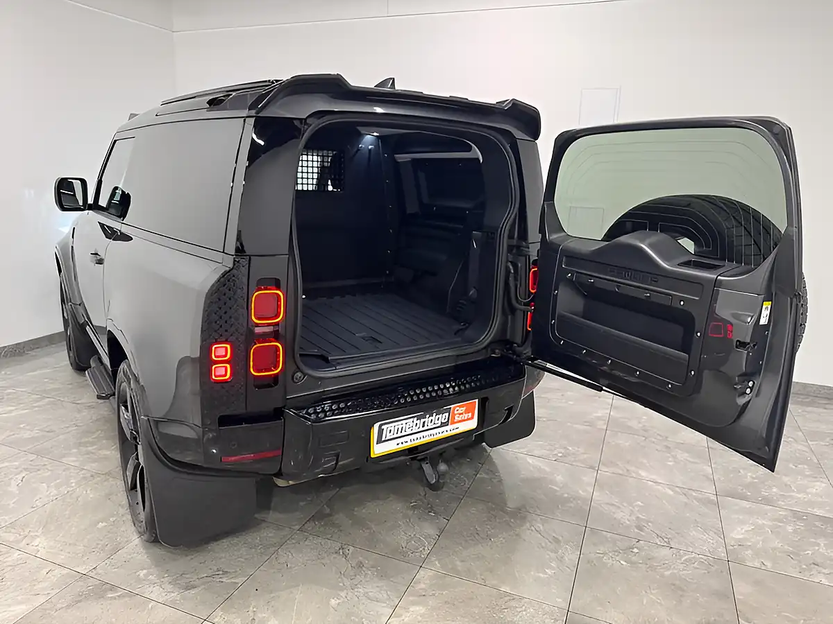 Used 2023 Land Rover Defender 90 Hard Top Swb Grey - Interior and Exterior details 13