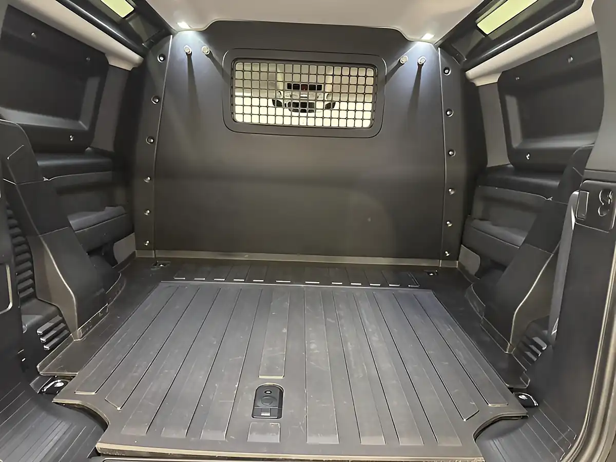 Used 2023 Land Rover Defender 90 Hard Top Swb Grey - Interior and Exterior details 14