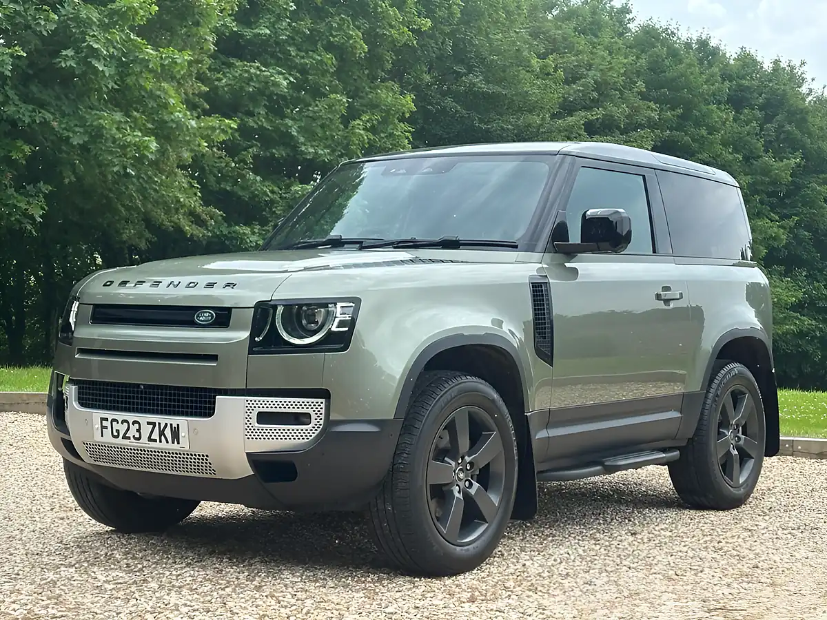 Used 2023 Land Rover Defender 90 Hse Pangea Green - Interior and Exterior details 3