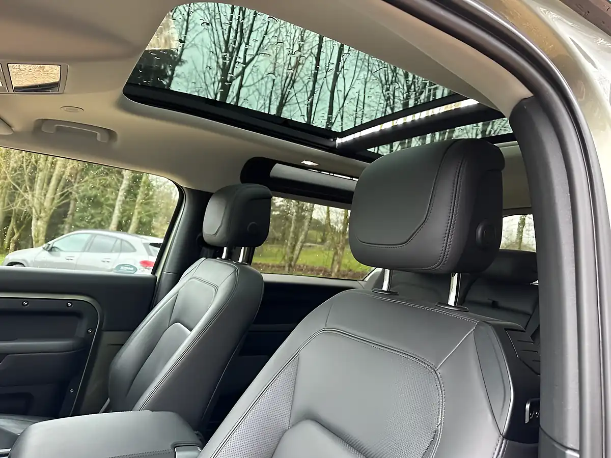 Used 2023 Land Rover Defender 90 Hse Pangea Green - Interior and Exterior details 7