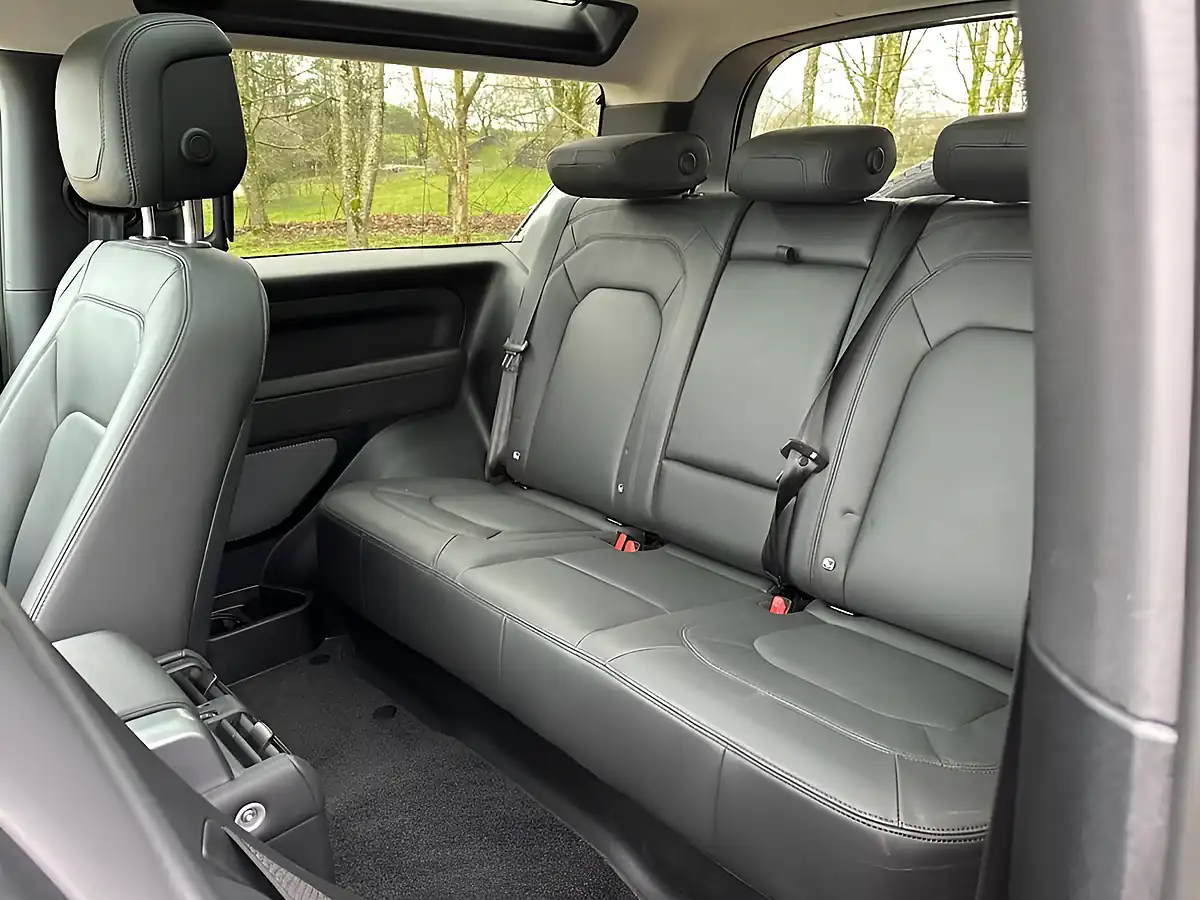 Used 2023 Land Rover Defender 90 Hse Pangea Green - Interior and Exterior details 9