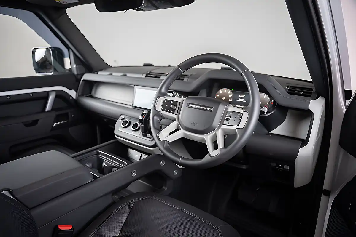 Used 2023 Land Rover Defender 90 X-Dynamic Se White - Interior and Exterior details 12