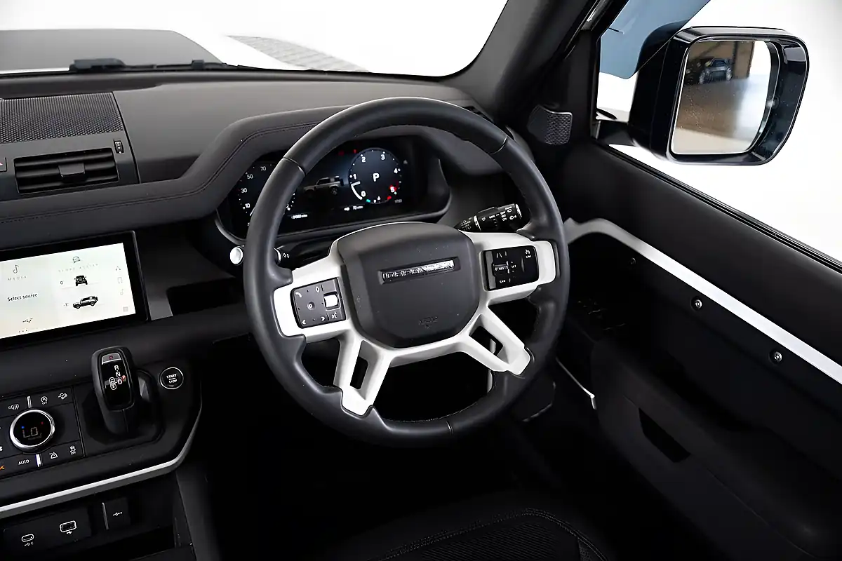 Used 2023 Land Rover Defender 90 X-Dynamic Se White - Interior and Exterior details 13