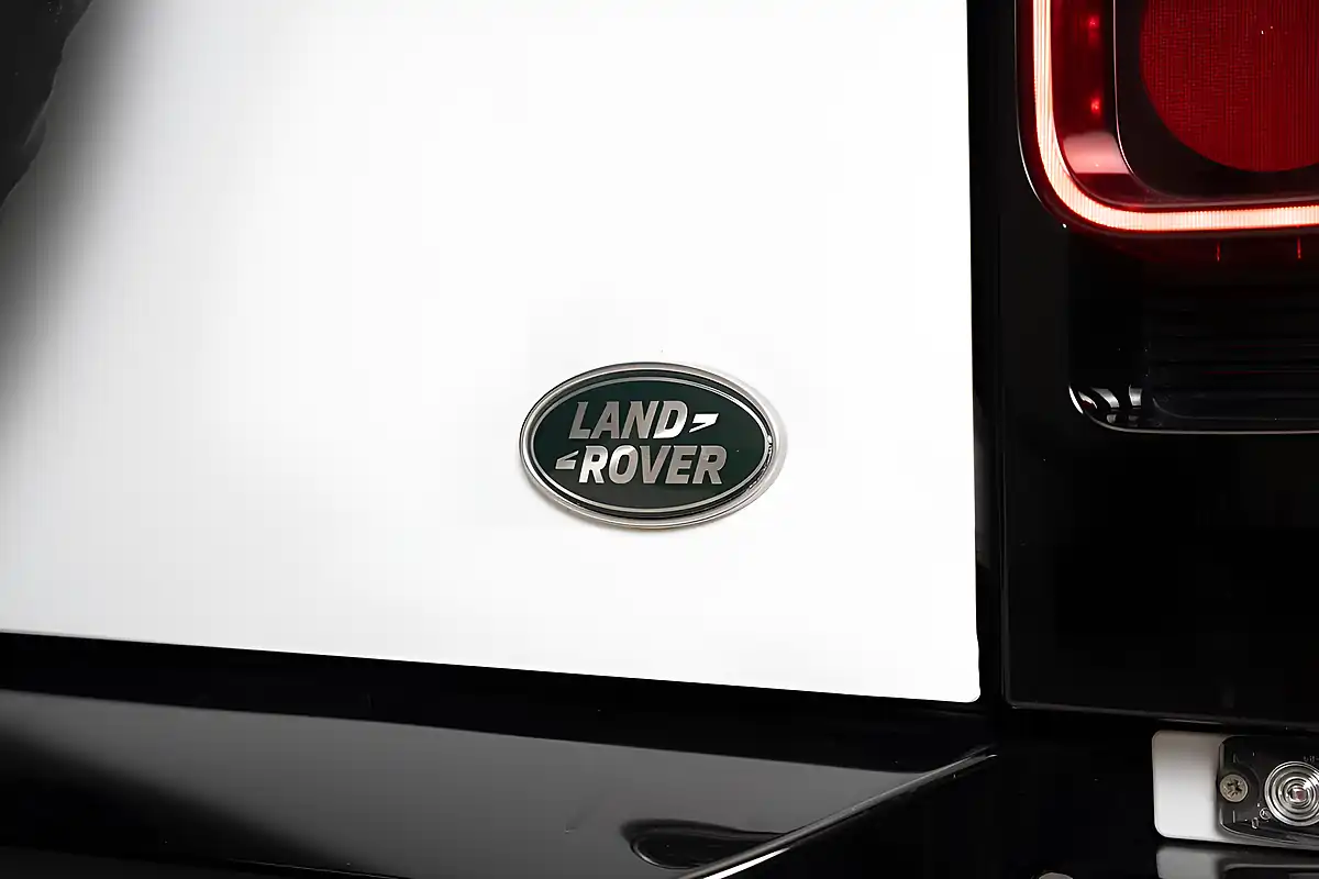 Used 2023 Land Rover Defender 90 X-Dynamic Se White - Interior and Exterior details 16