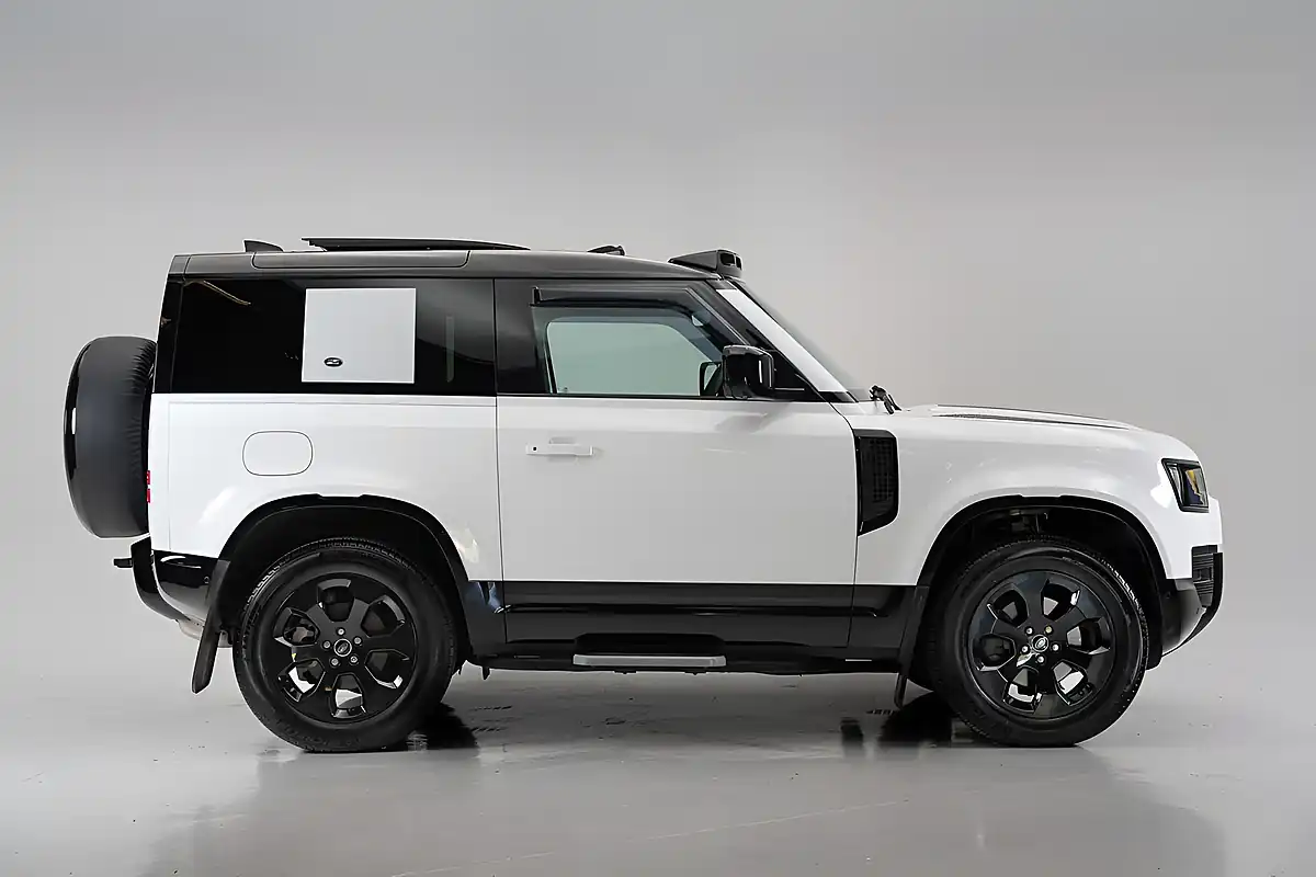 Used 2023 Land Rover Defender 90 X-Dynamic Se White - Interior and Exterior details 6