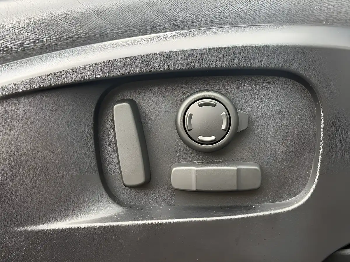 Used 2023 Land Rover Defender Hse White - Interior and Exterior details 14