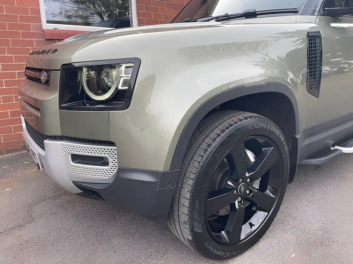 Used 2023 Land Rover Defender Se Green - Interior and Exterior details 19