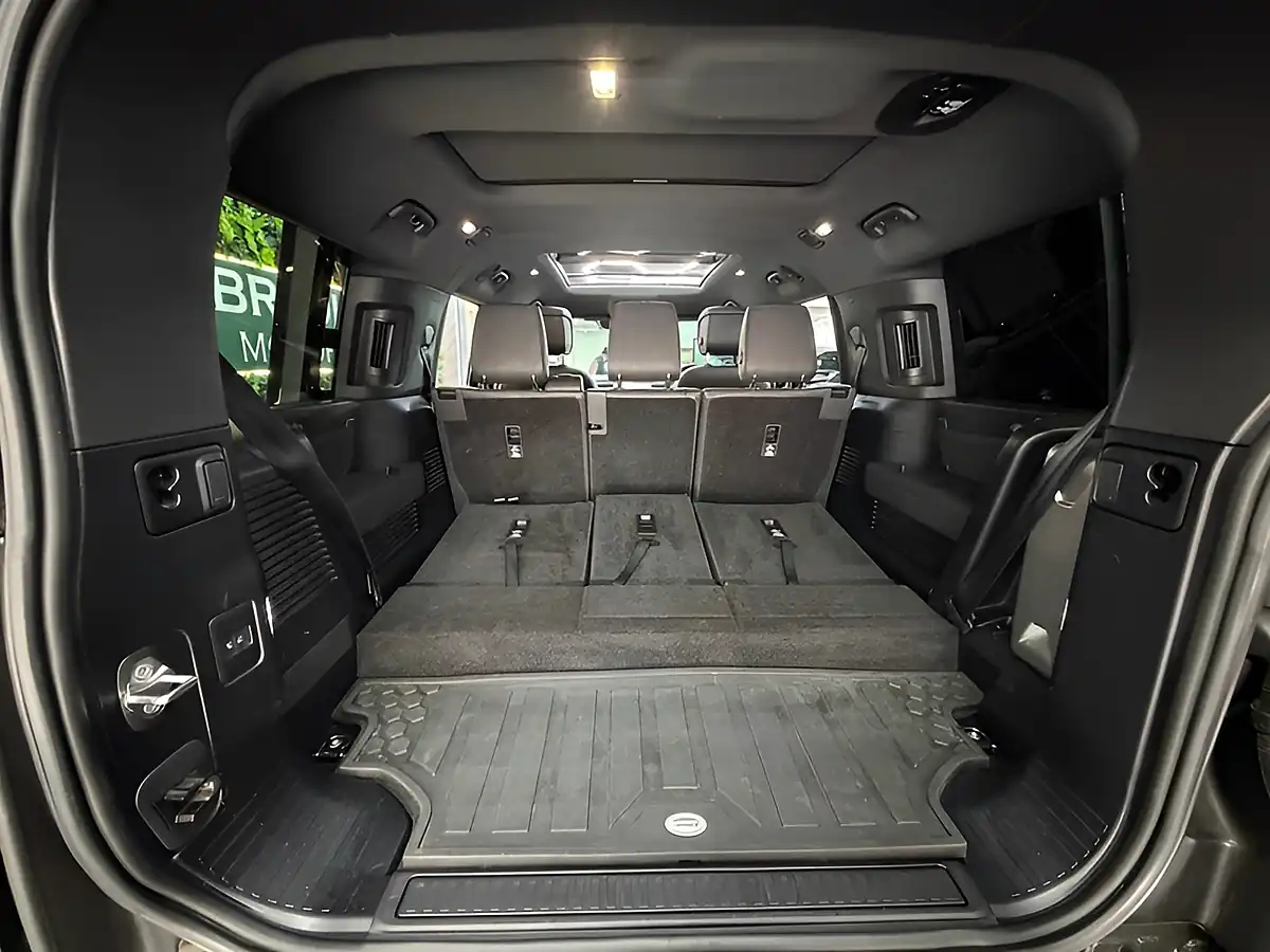 Used 2023 Land Rover Defender X-Dynamic Hse 130 Black - Interior and Exterior details 11