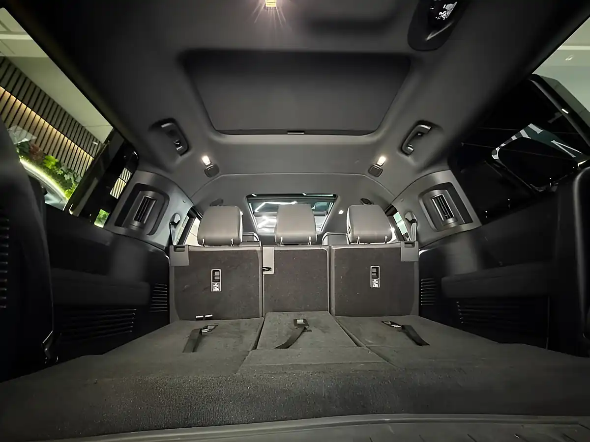 Used 2023 Land Rover Defender X-Dynamic Hse 130 Black - Interior and Exterior details 12