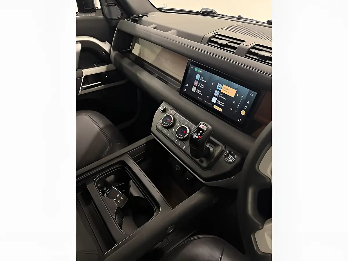 Used 2023 Land Rover Defender X-Dynamic Se White - Interior and Exterior details 13