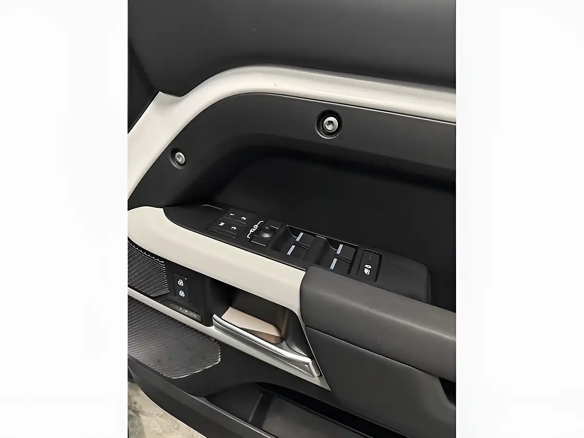 Used 2023 Land Rover Defender X-Dynamic Se White - Interior and Exterior details 14