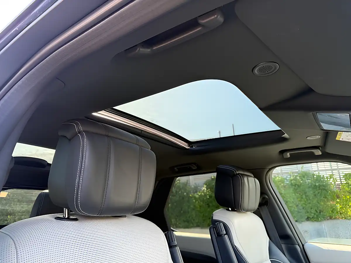 Used 2023 Land Rover Discovery 5 Metropolitan Edition Portofino Blue - Interior and Exterior details 11