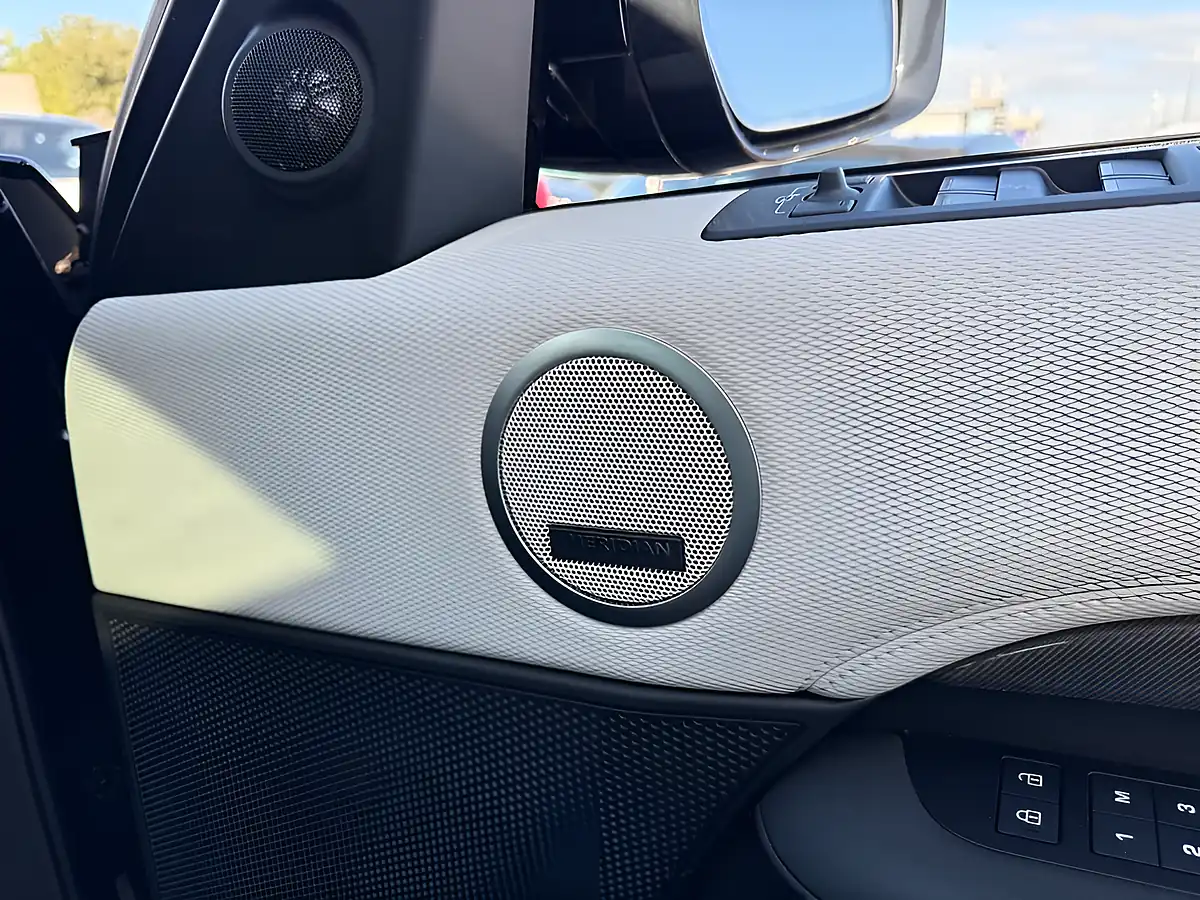 Used 2023 Land Rover Discovery 5 Metropolitan Edition Portofino Blue - Interior and Exterior details 12