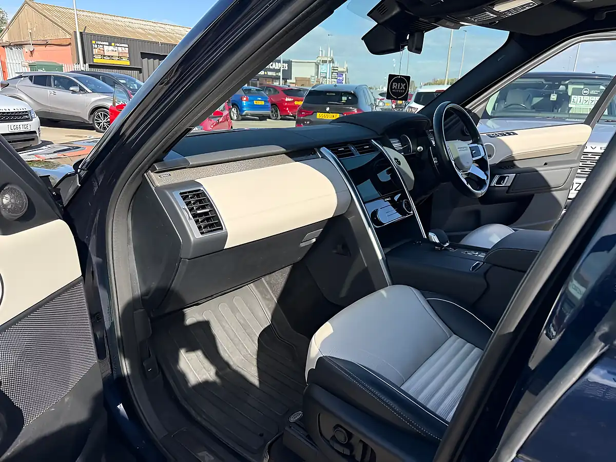 Used 2023 Land Rover Discovery 5 Metropolitan Edition Portofino Blue - Interior and Exterior details 18