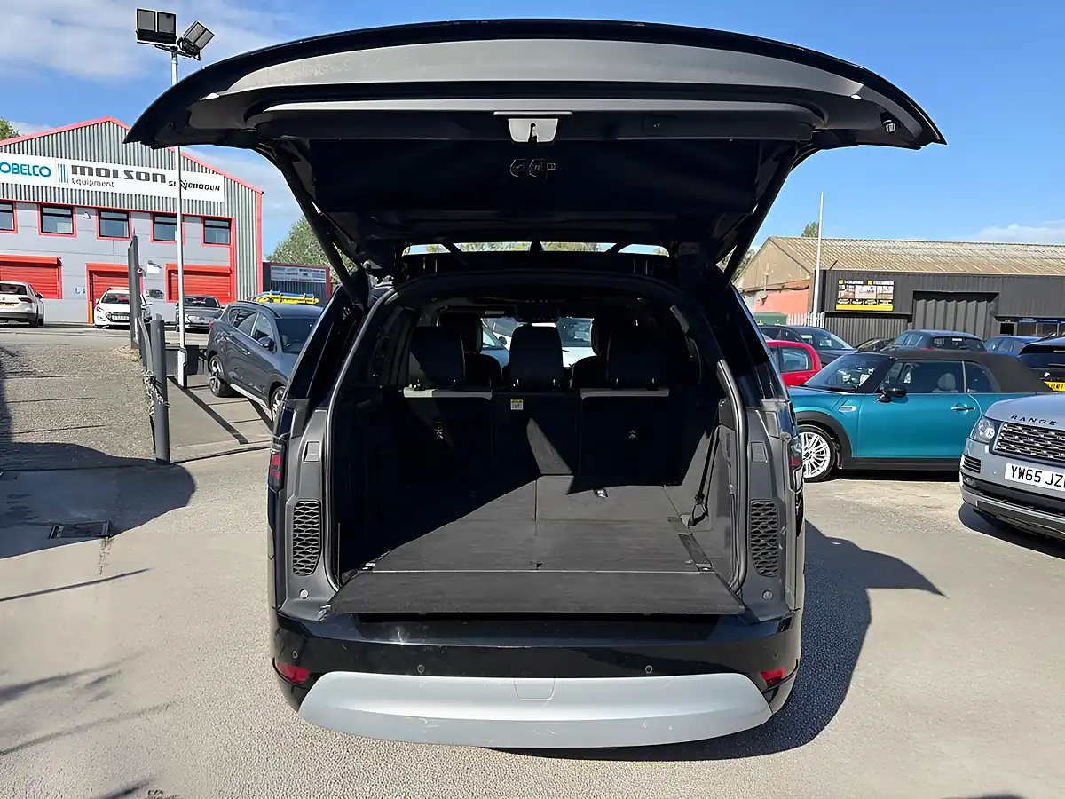 Used 2023 Land Rover Discovery 5 Metropolitan Edition Portofino Blue - Interior and Exterior details 7