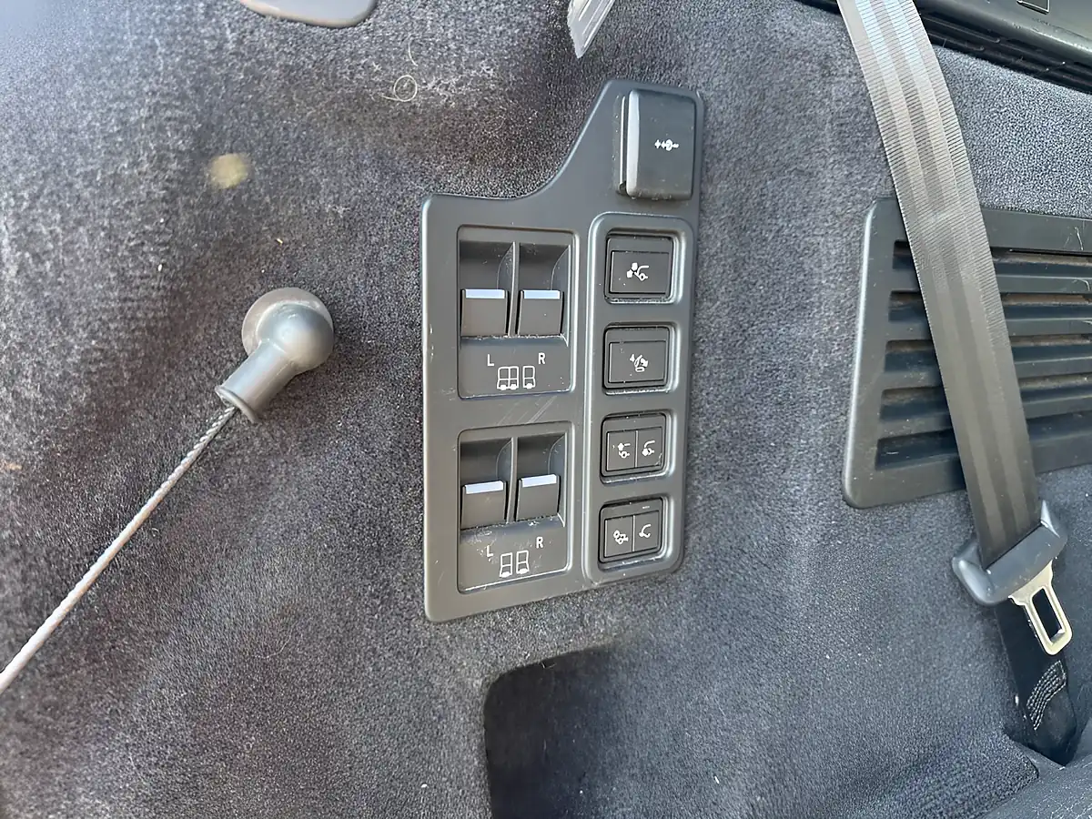 Used 2023 Land Rover Discovery 5 Metropolitan Edition Portofino Blue - Interior and Exterior details 8