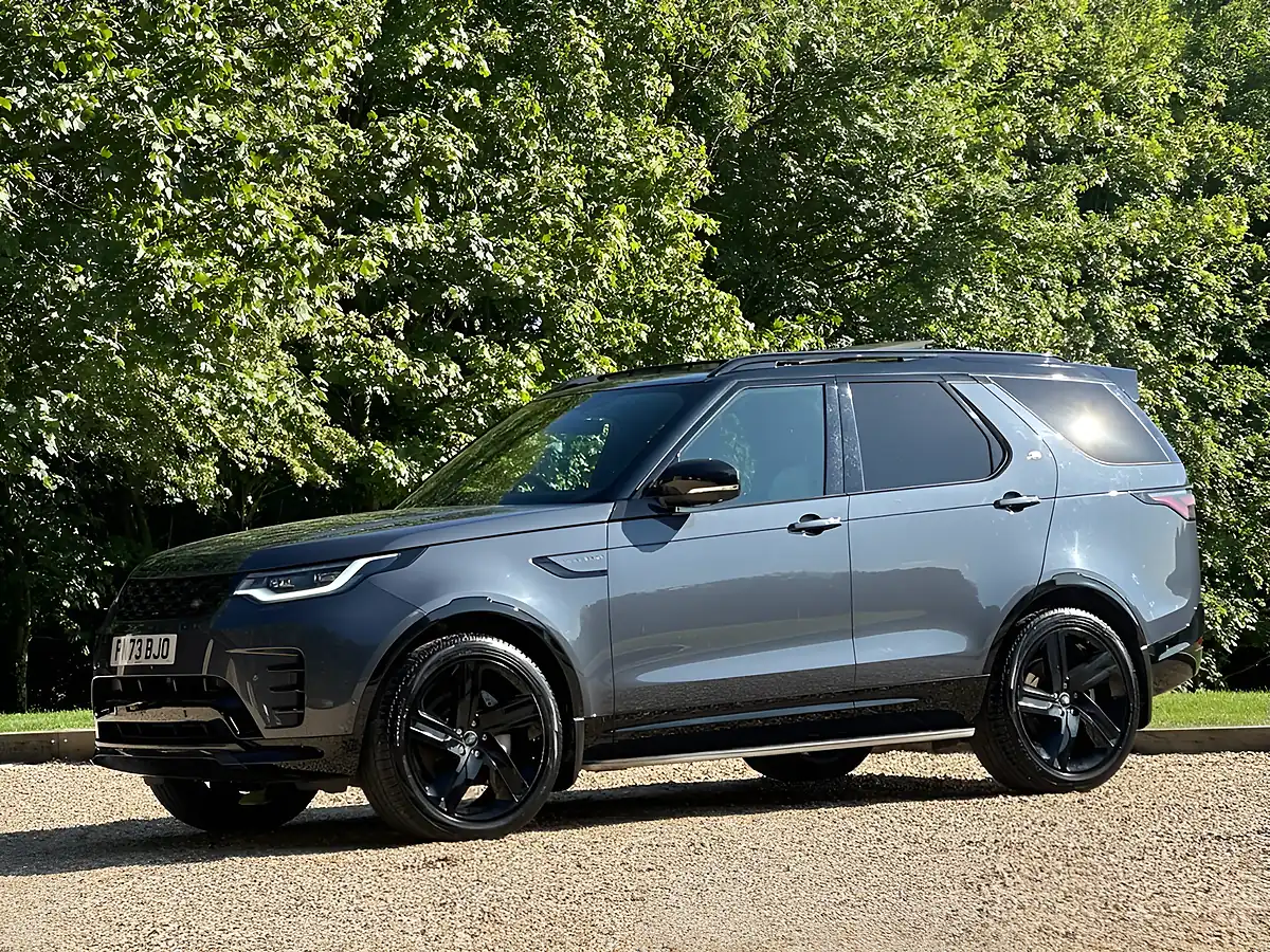 Used 2023 Land Rover Discovery Dynamic Hse Varesine Blue - Front View