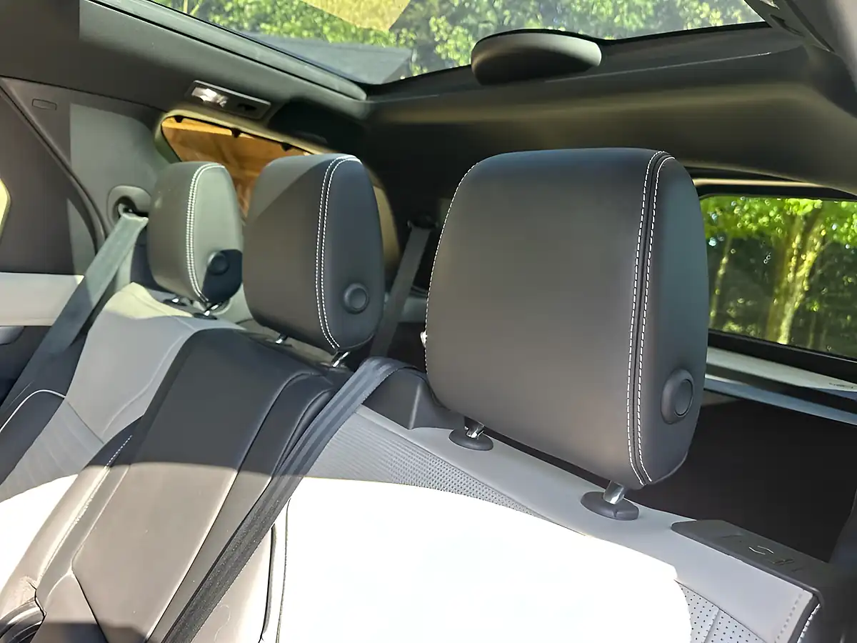Used 2023 Land Rover Discovery Dynamic Hse Varesine Blue - Interior and Exterior details 11
