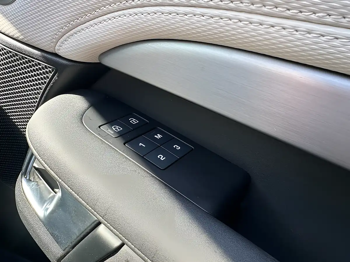 Used 2023 Land Rover Discovery Dynamic Hse Varesine Blue - Interior and Exterior details 16