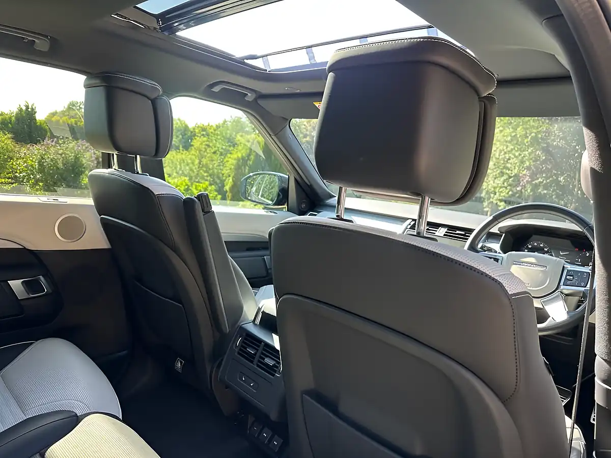 Used 2023 Land Rover Discovery Dynamic Hse Varesine Blue - Interior and Exterior details 18