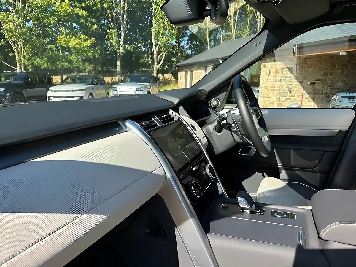 Used 2023 Land Rover Discovery Dynamic Hse Varesine Blue - Interior and Exterior details 19