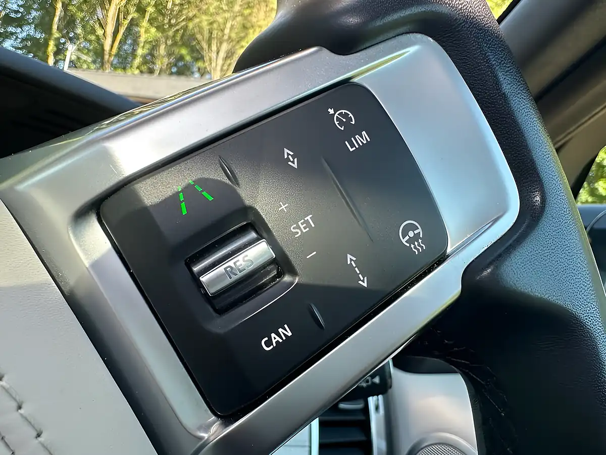 Used 2023 Land Rover Discovery Dynamic Hse Varesine Blue - Interior and Exterior details 4