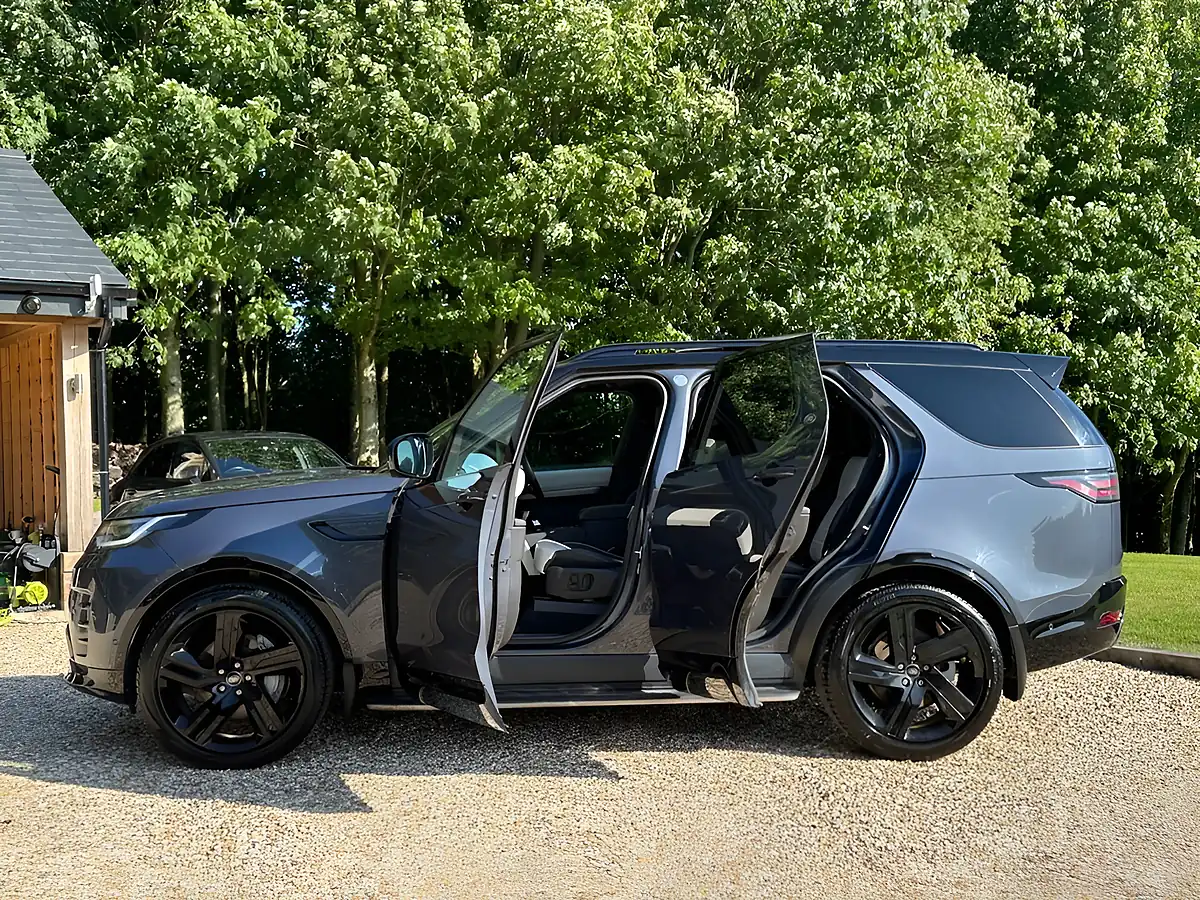 Used 2023 Land Rover Discovery Dynamic Hse Varesine Blue - Interior and Exterior details 5