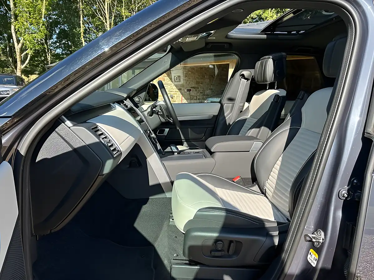 Used 2023 Land Rover Discovery Dynamic Hse Varesine Blue - Interior and Exterior details 6