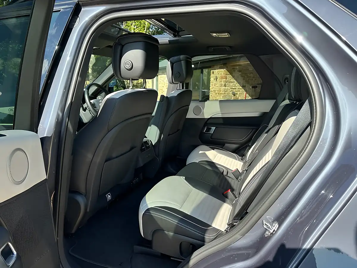 Used 2023 Land Rover Discovery Dynamic Hse Varesine Blue - Interior and Exterior details 8