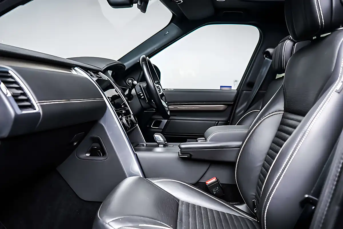 Used 2023 Land Rover Discovery Metropolitan Edition Carpathian Grey - Interior and Exterior details 7