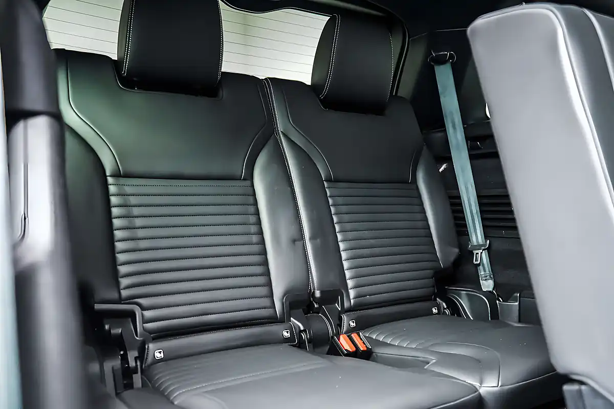 Used 2023 Land Rover Discovery Metropolitan Edition Carpathian Grey - Interior and Exterior details 9