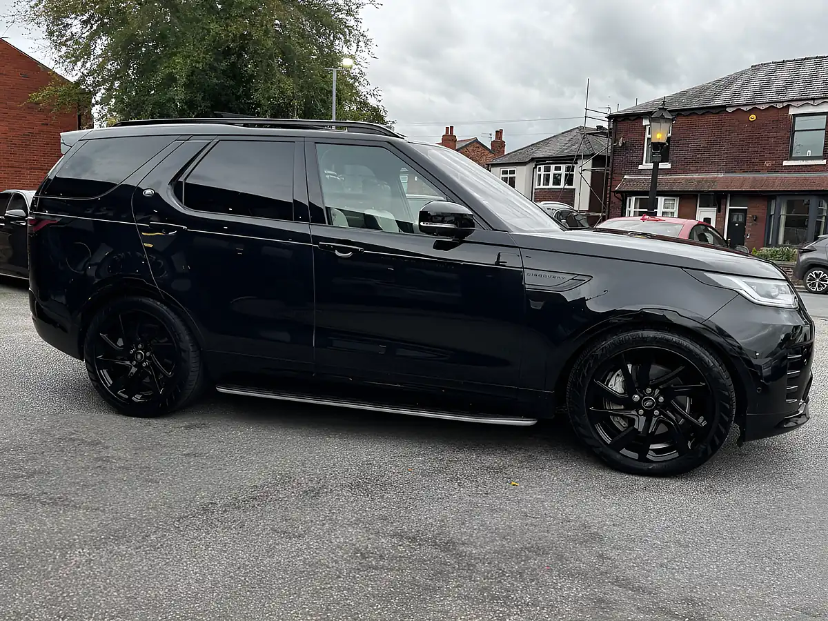 Used 2023 Land Rover Discovery R-Dynamic Hse Black - Interior and Exterior details 10