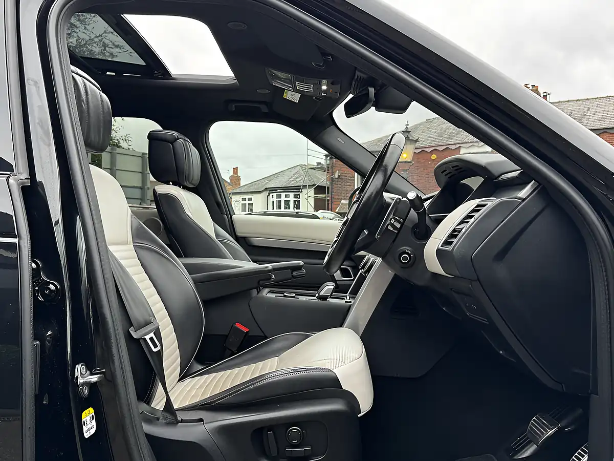 Used 2023 Land Rover Discovery R-Dynamic Hse Black - Interior and Exterior details 13