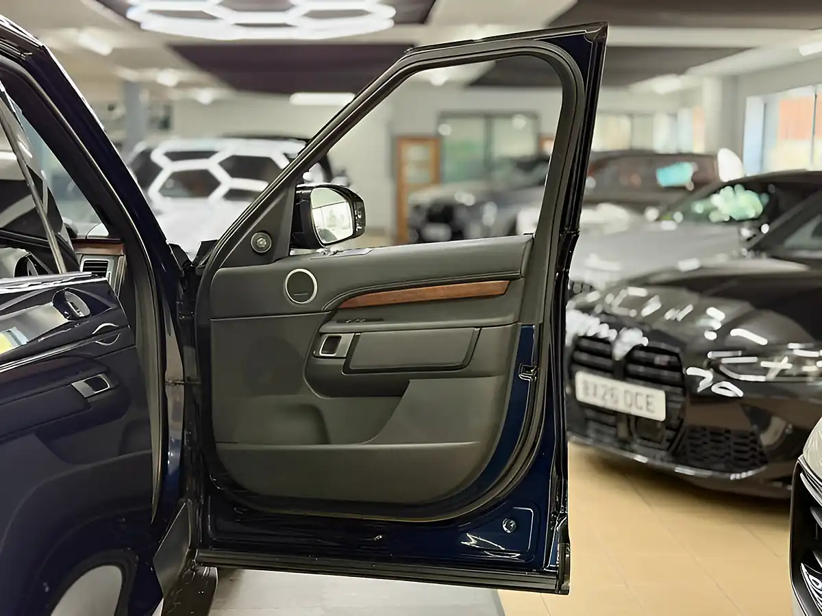 Used 2023 Land Rover Discovery R-Dynamic Se Blue - Interior and Exterior details 13