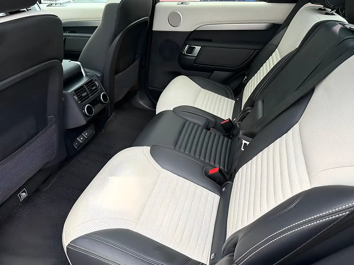 Used 2023 Land Rover Discovery R-Dynamic Se Lantau Bronze - Interior and Exterior details 10