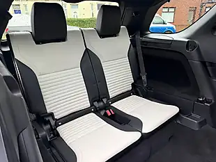 Used 2023 Land Rover Discovery R-Dynamic Se Lantau Bronze - Interior and Exterior details 13