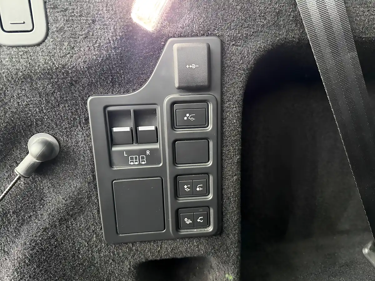 Used 2023 Land Rover Discovery R-Dynamic Se Lantau Bronze - Interior and Exterior details 14
